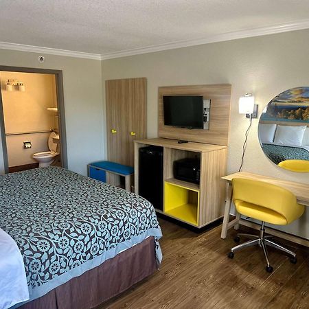 Days Inn By Wyndham Houston East מראה חיצוני תמונה