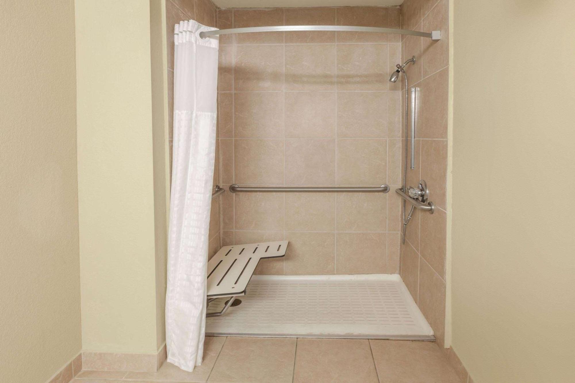 Days Inn By Wyndham Houston East מראה חיצוני תמונה
