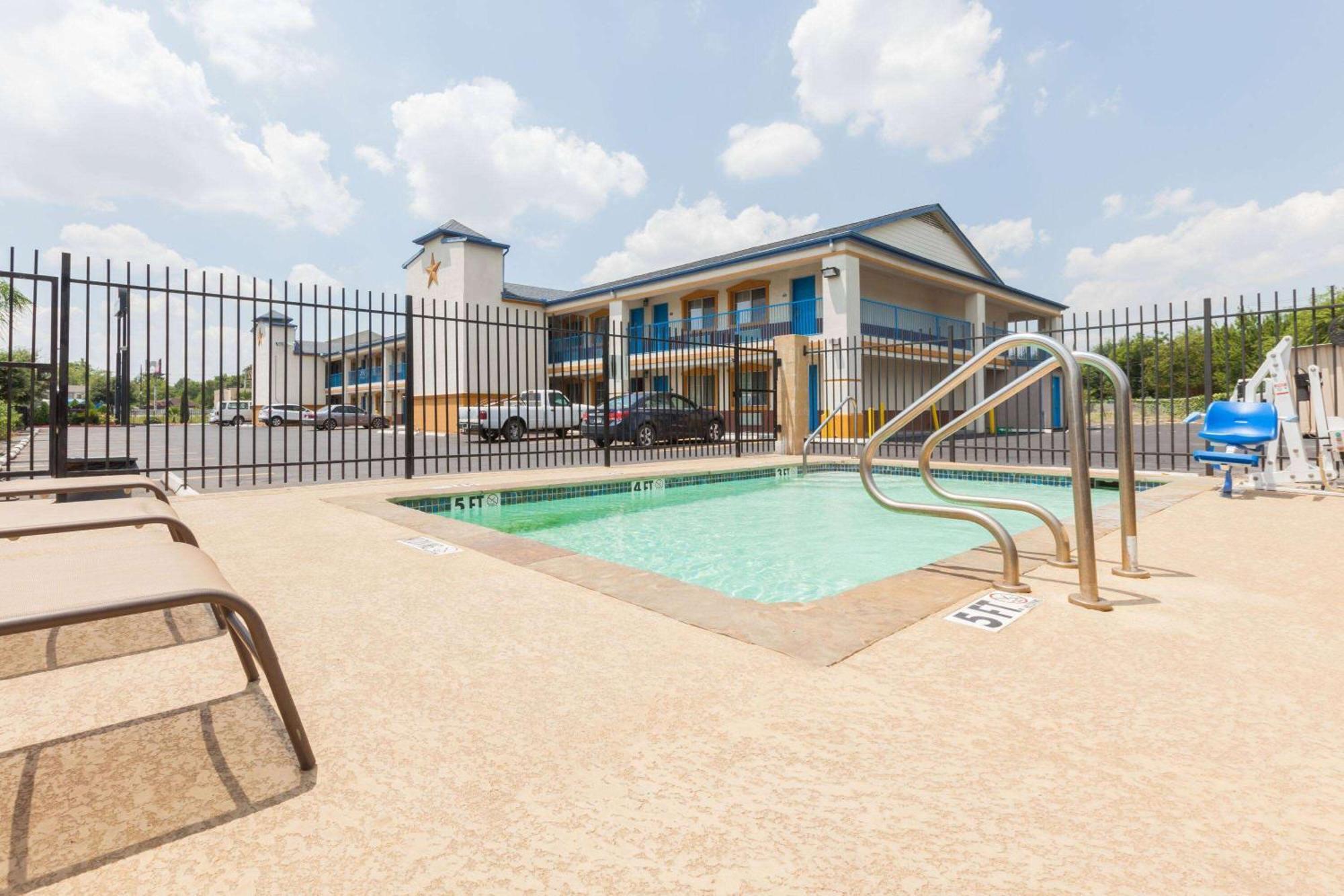 Days Inn By Wyndham Houston East מראה חיצוני תמונה