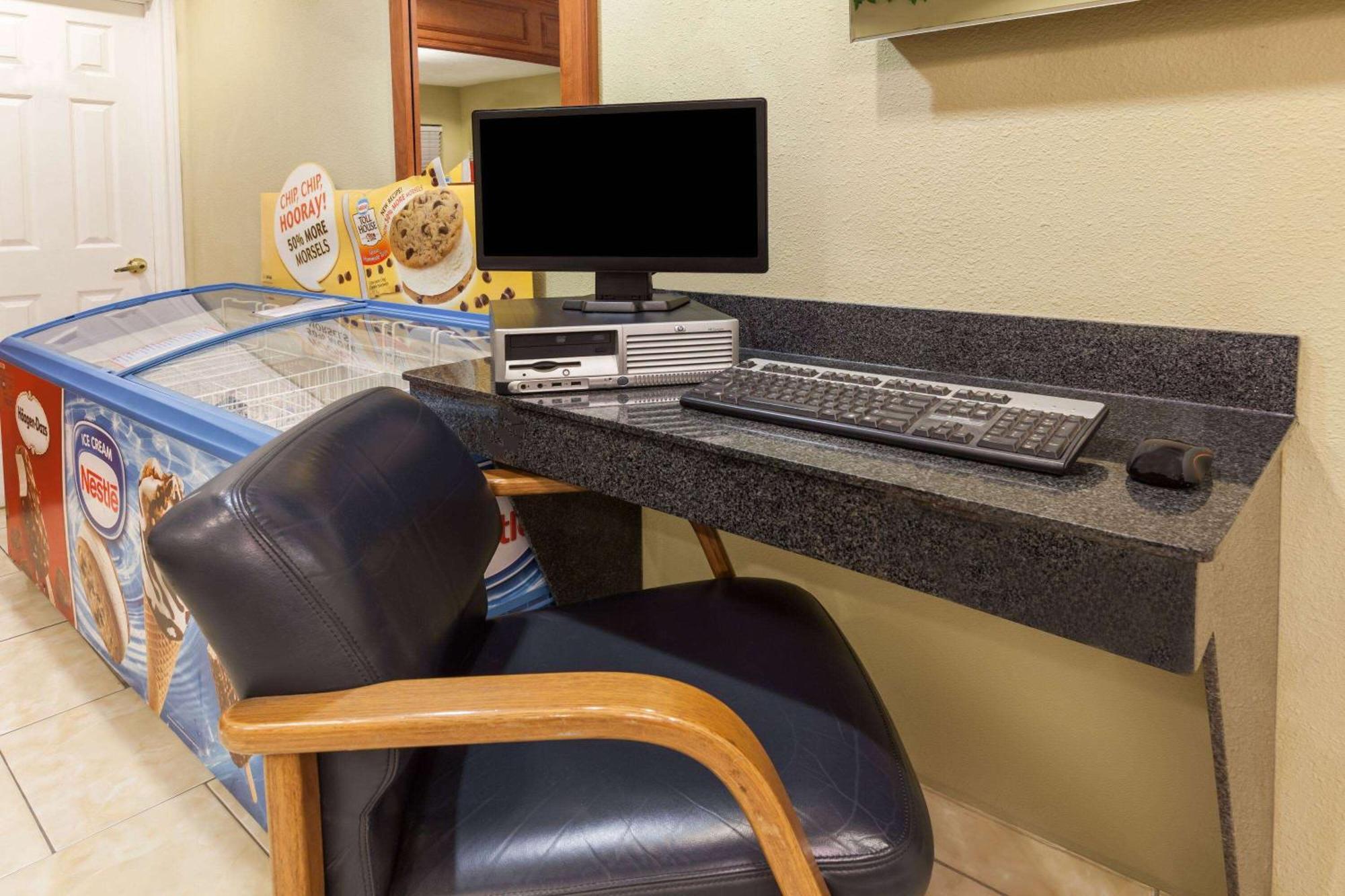 Days Inn By Wyndham Houston East מראה חיצוני תמונה