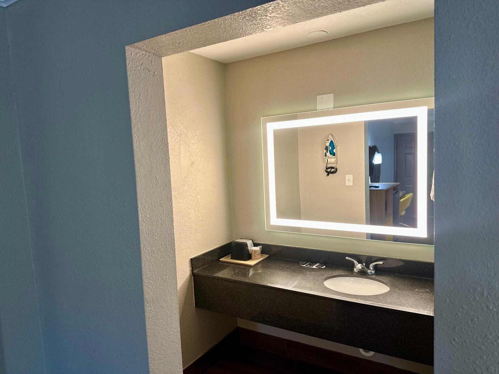 Days Inn By Wyndham Houston East מראה חיצוני תמונה