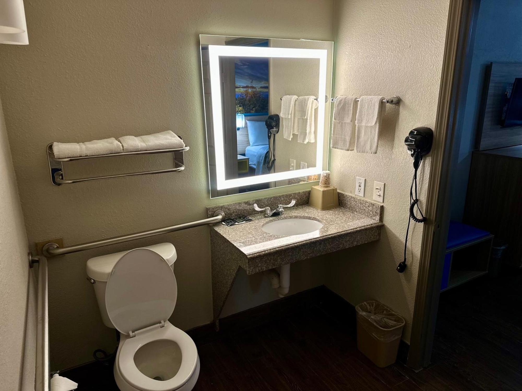 Days Inn By Wyndham Houston East מראה חיצוני תמונה