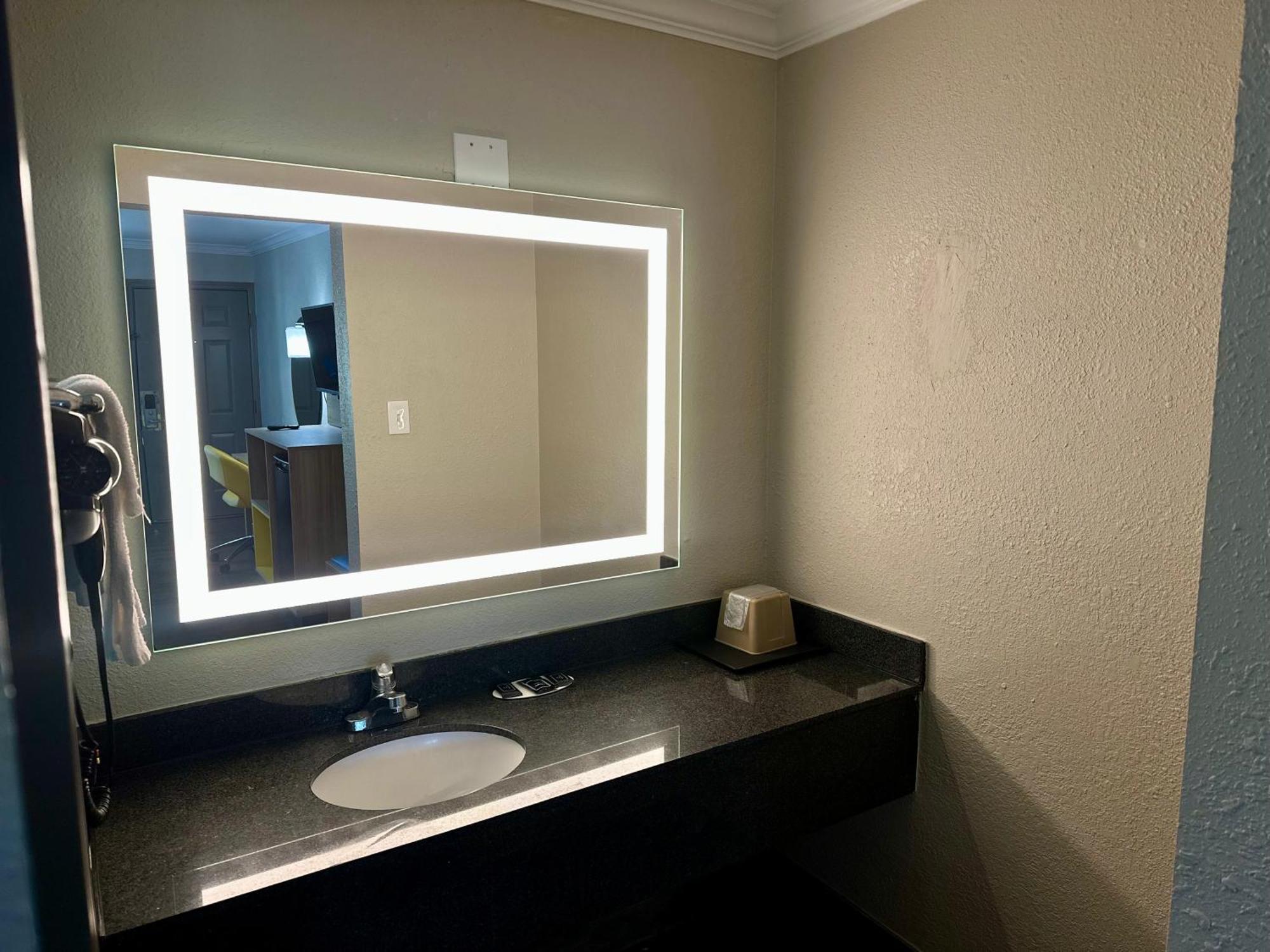 Days Inn By Wyndham Houston East מראה חיצוני תמונה