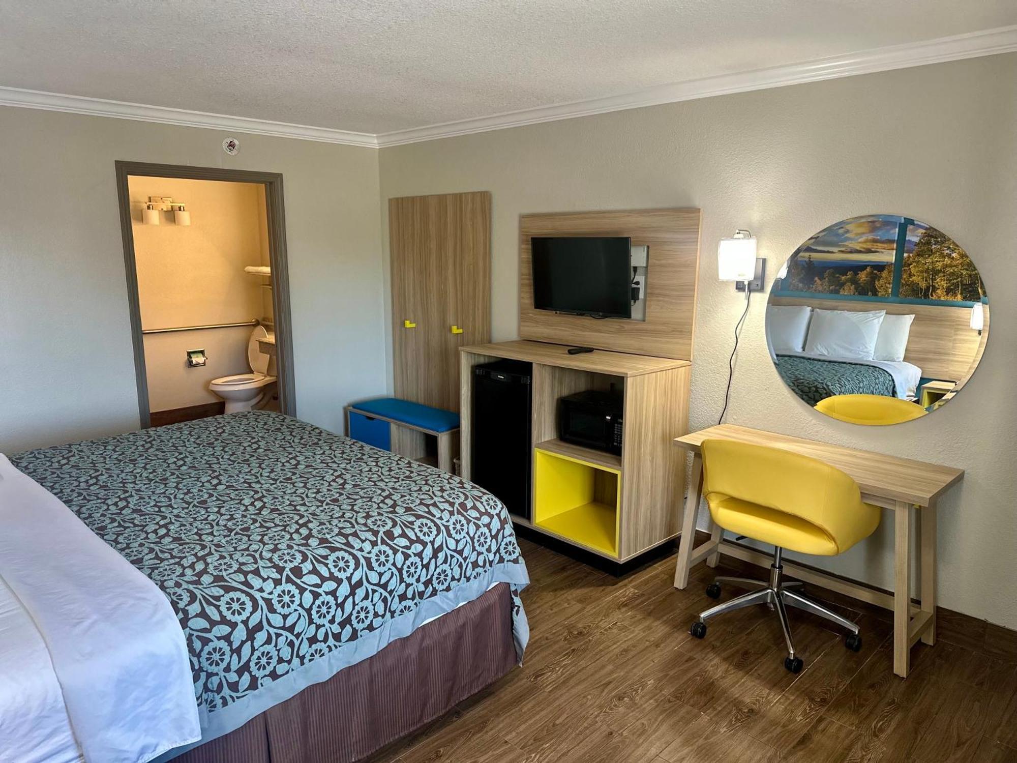 Days Inn By Wyndham Houston East מראה חיצוני תמונה