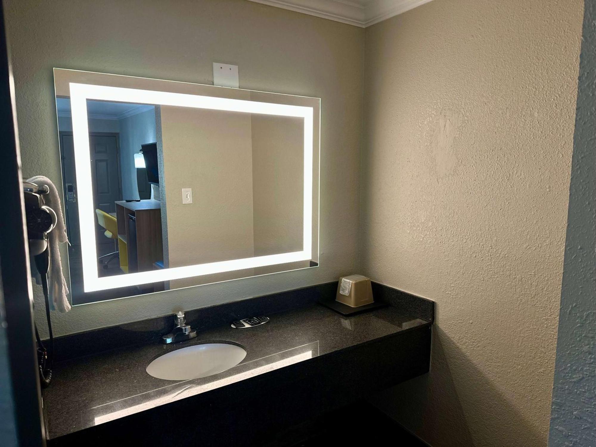 Days Inn By Wyndham Houston East מראה חיצוני תמונה