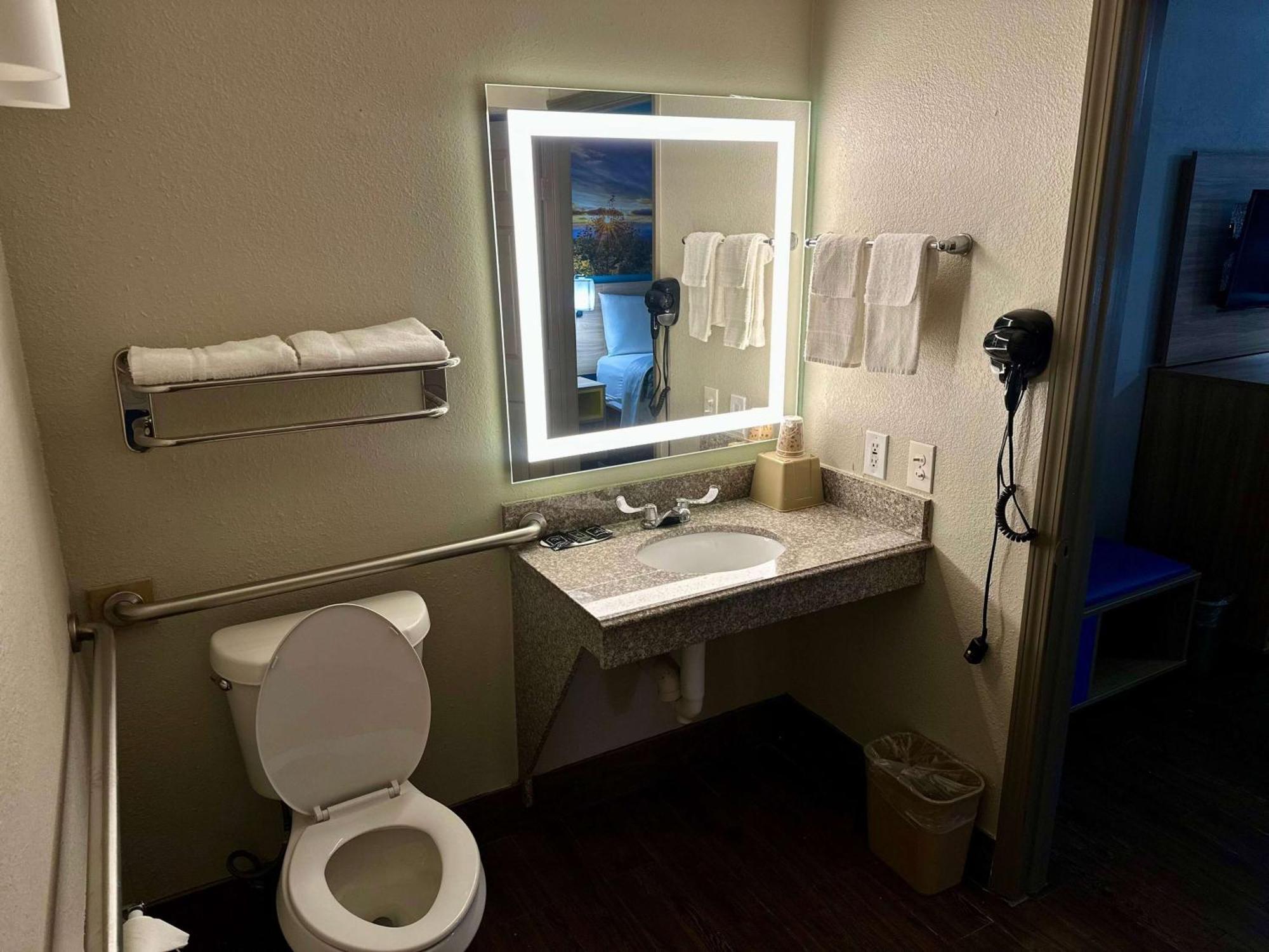 Days Inn By Wyndham Houston East מראה חיצוני תמונה